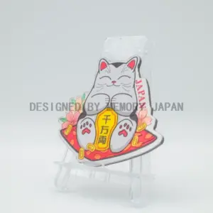 千万両を抱く福招き猫（JAPAN）