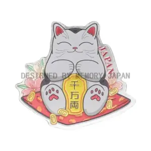 千万両を抱く福招き猫（JAPAN）